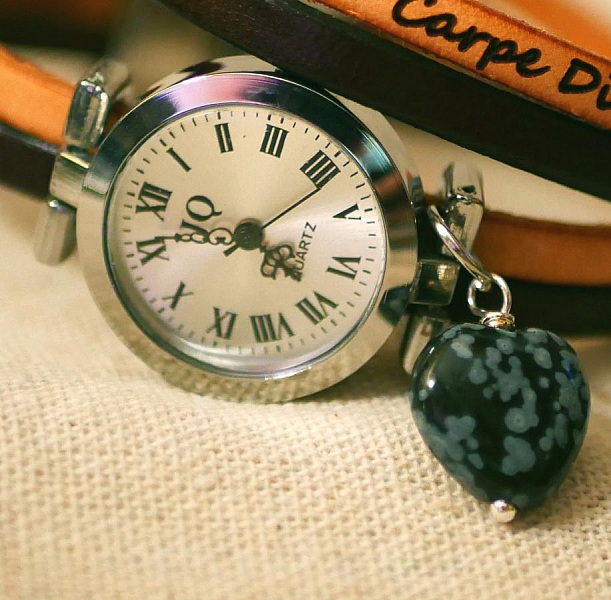Montre bracelet cuir double avec pendentif cœur en obsidienne.