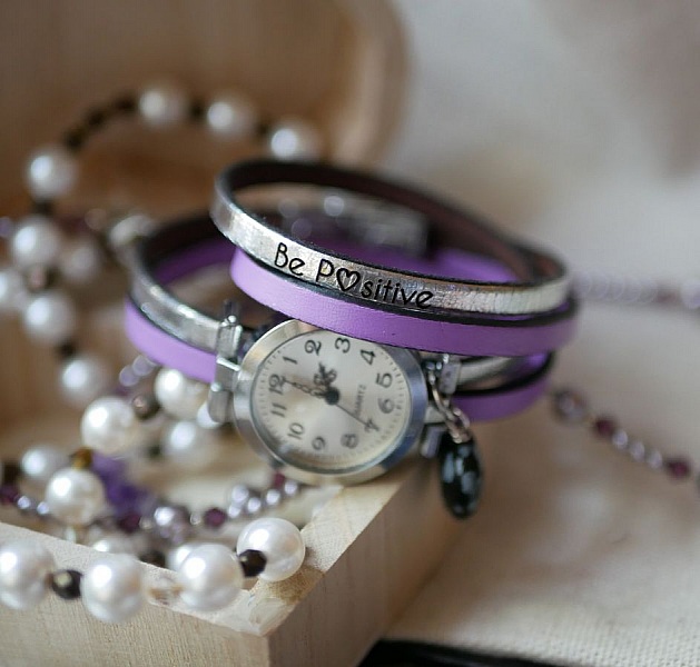 Montre bracelet cuir violet avec pendentif cœur en obsidienne.