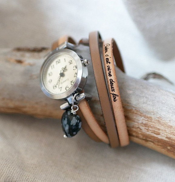 Montre bracelet cuir double avec pendentif cœur en obsidienne.