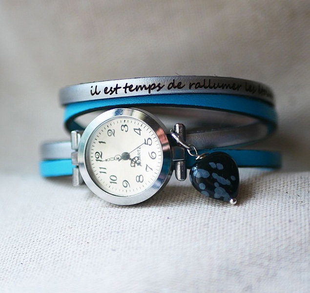 Montre bracelet cuir bleu avec pendentif cœur en obsidienne.