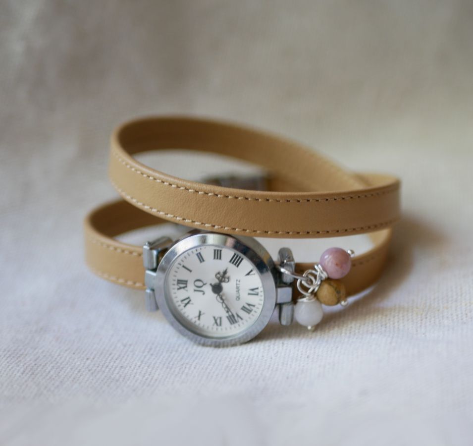 Orologio con bracciale in pelle e perline color cammello