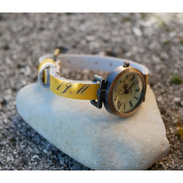Orologio con bracciale in pelle e iniziali incise