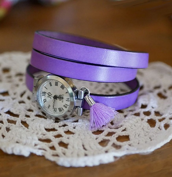 Montre femme bracelet cuir lilas double tour avec pompon.