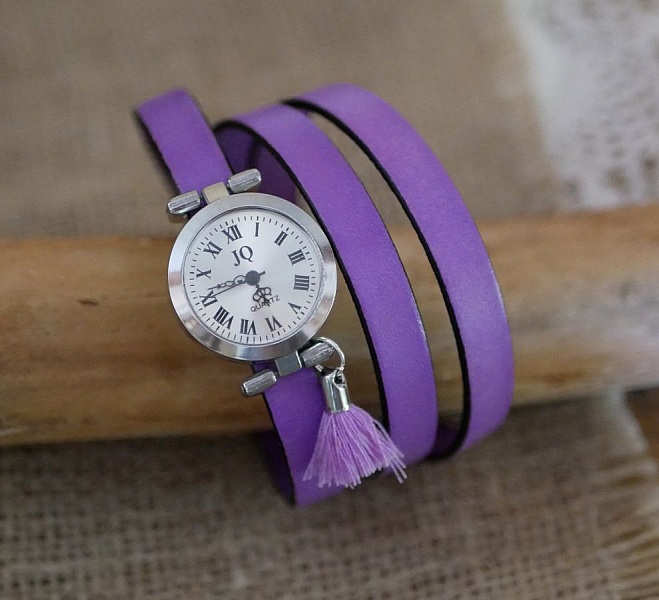 Montre femme bracelet cuir lilas multi-tours avec pompon.