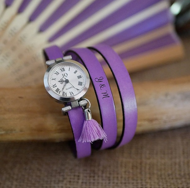 Montre femme en cuir lilas avec pompon et gravure personnalisée.