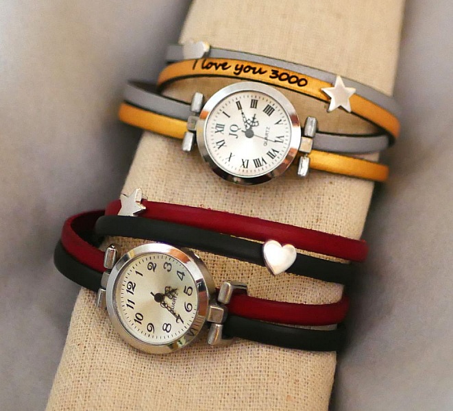Orologio con bracciale in pelle da personalizzare con quadrante argentato e anse a cuore e a stella 