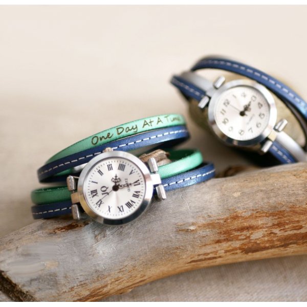 Orologio con doppio cinturino in pelle con cuciture blu e un secondo colore a scelta da personalizzare 
