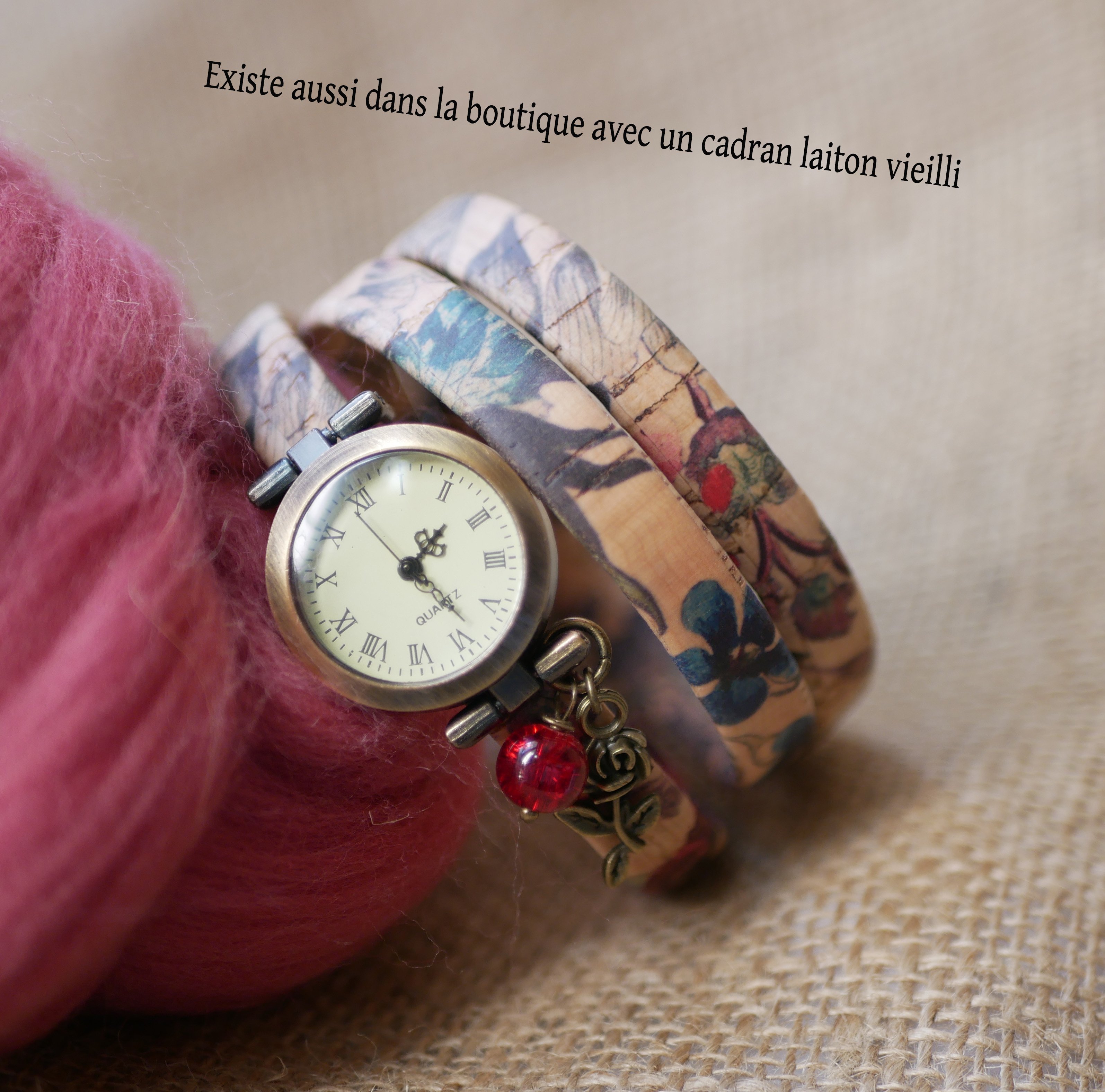 Orologio con bracciale in sughero fiorito e ciondolo con perla rossa 