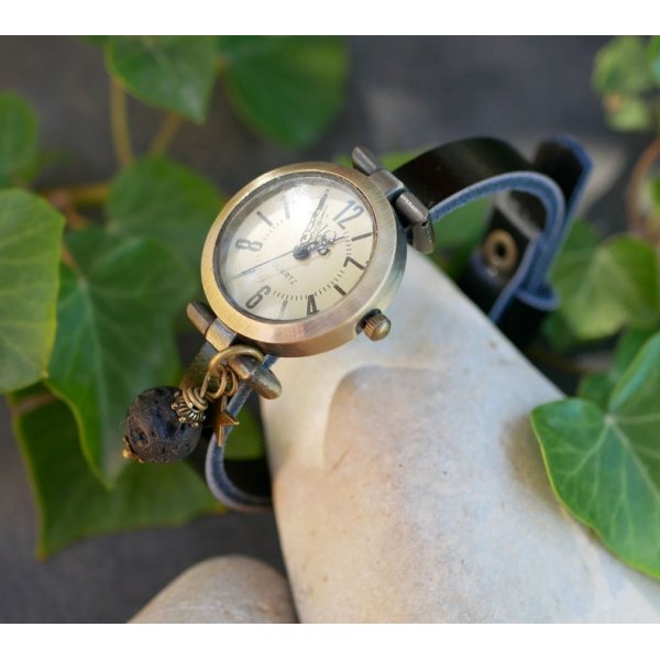 Orologio con charm in pietra lavica e cinturino in pelle a scelta