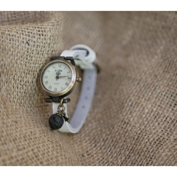 Orologio con charm in pietra lavica e cinturino in pelle a scelta