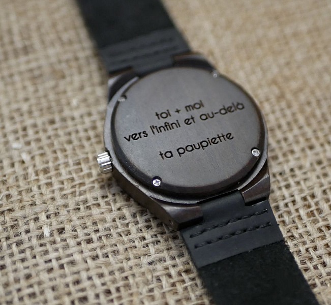 Orologio con quadrante in legno di noce su pelle nera da personalizzare