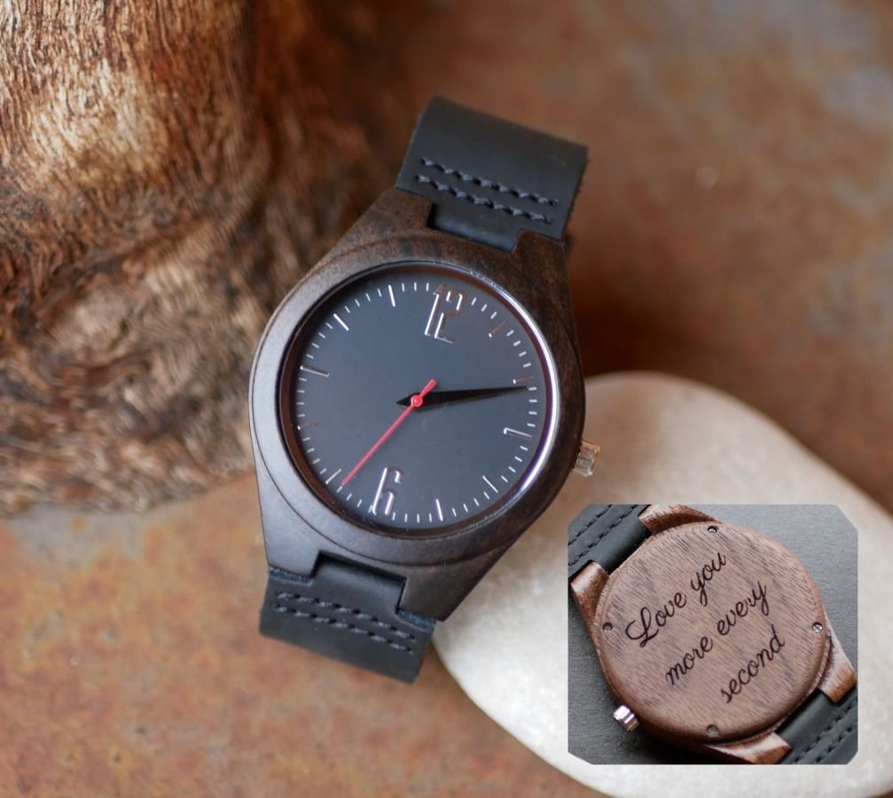 Orologio con quadrante in legno di noce su pelle nera da personalizzare