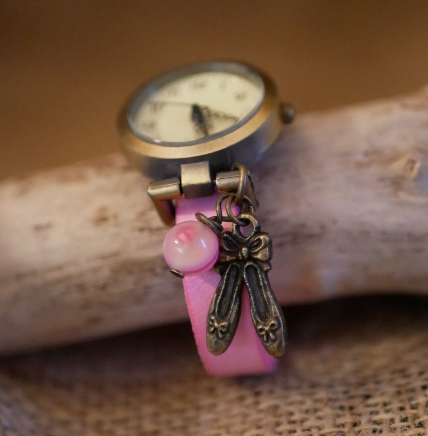 Orologio da ragazza in pelle rosa con cinturino regolabile con charm