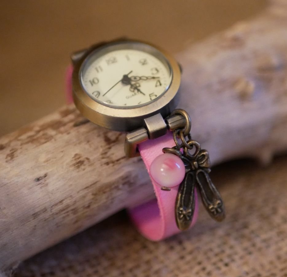 Orologio da ragazza in pelle rosa con cinturino regolabile con charm