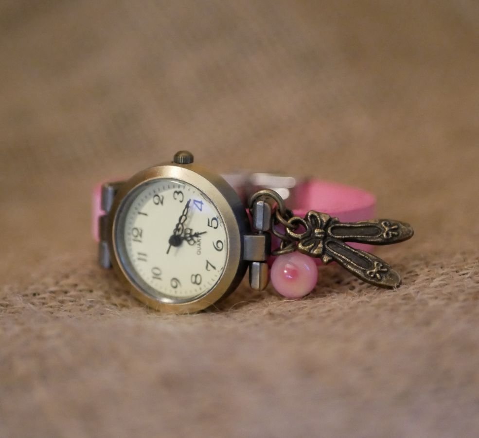 Orologio da ragazza in pelle rosa con cinturino regolabile con charm