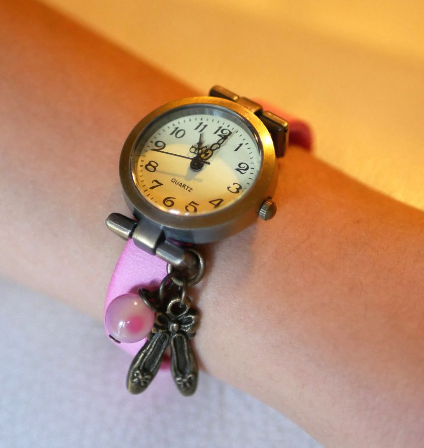 Orologio da ragazza in pelle rosa con cinturino regolabile con charm