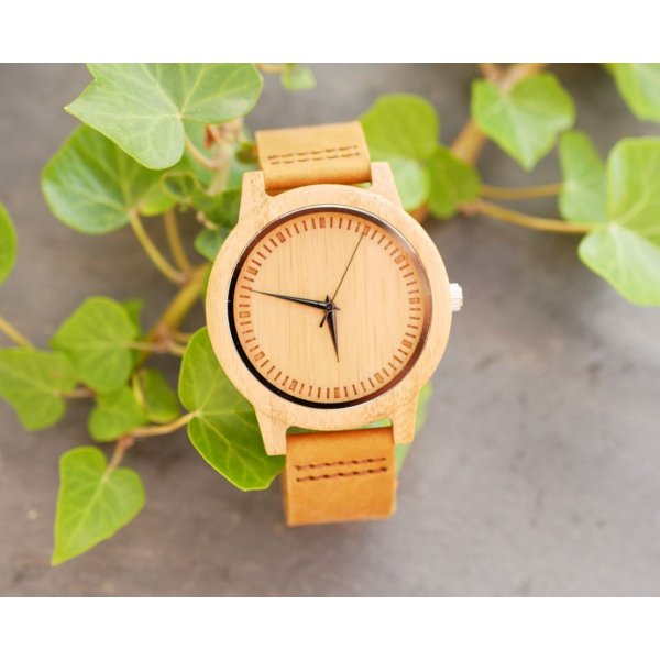 Montre homme bois clair sur bracelet cuir &agrave; personnaliser