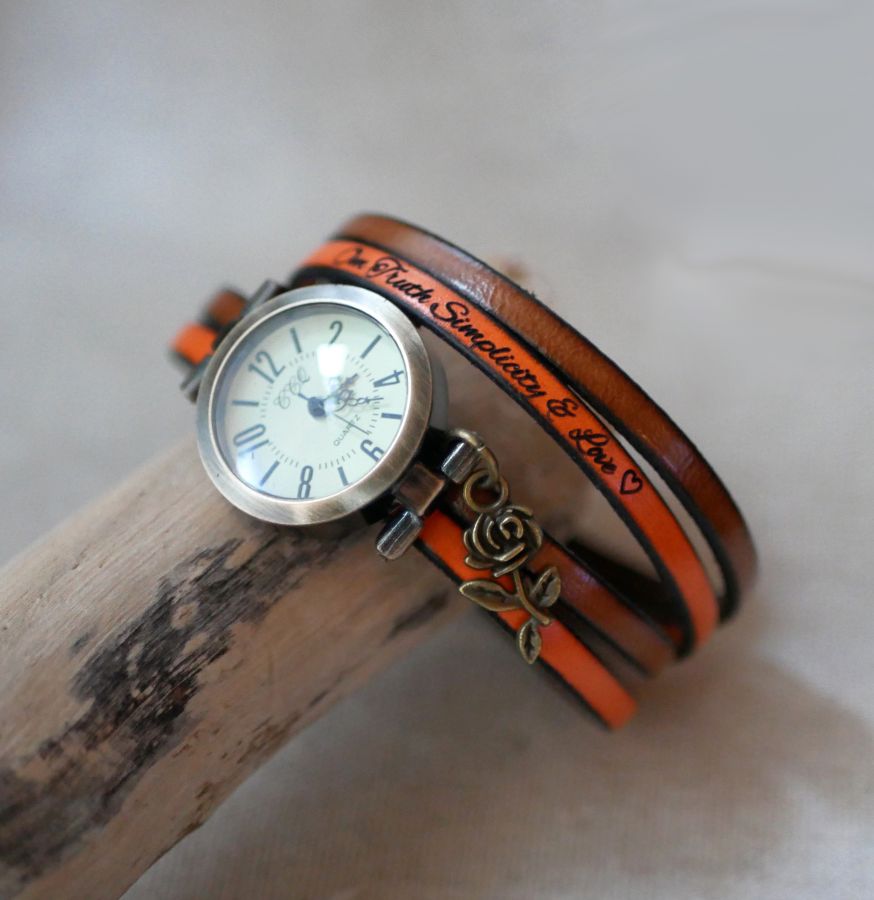 Orologio personalizzabile con quadrante in bronzo e numeri arabi su un cinturino in pelle a 2 giri di lancetta 