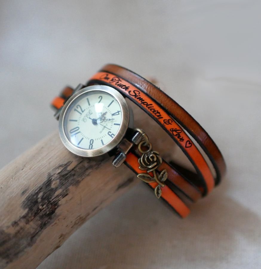 Orologio personalizzabile con quadrante in bronzo e numeri arabi su un cinturino in pelle a 2 giri di lancetta 