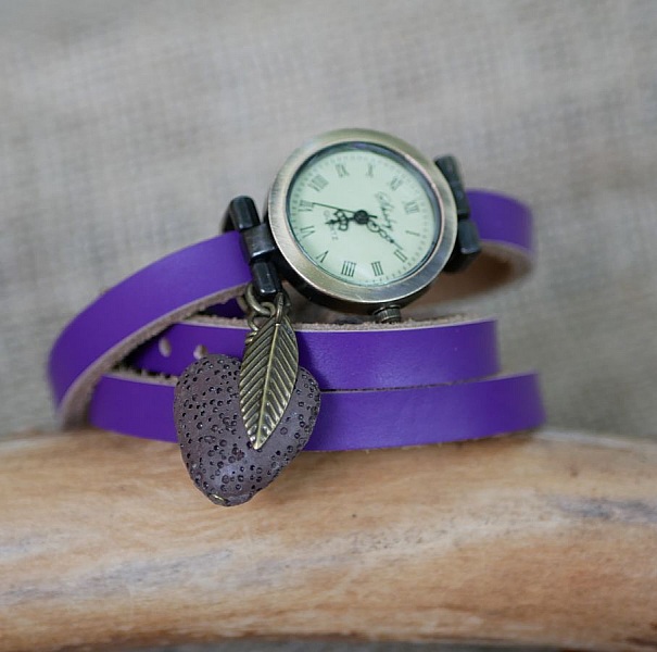 Montre bracelet cuir violet avec pendentif pierre de lave.