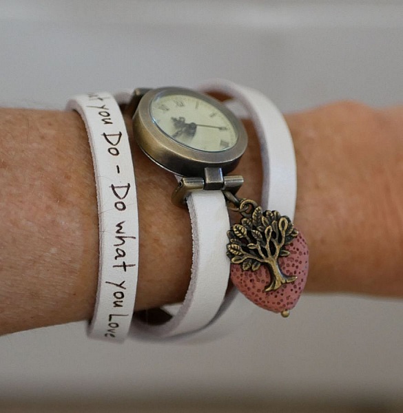 Montre bracelet cuir blanc avec pendentif diffuseur pierre lave.