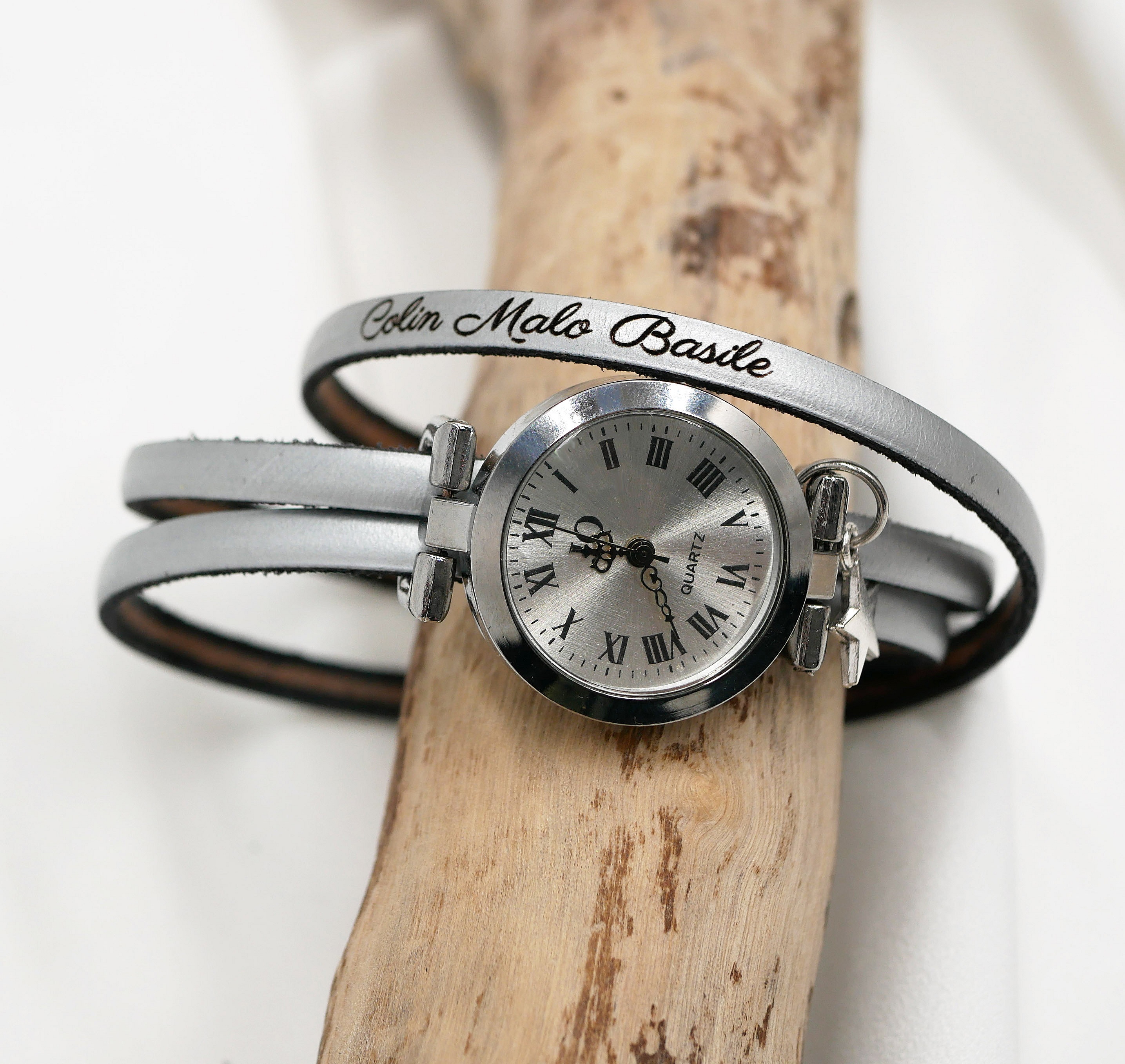 Montre bracelet en cuir personnalisable avec prénoms gravés.
