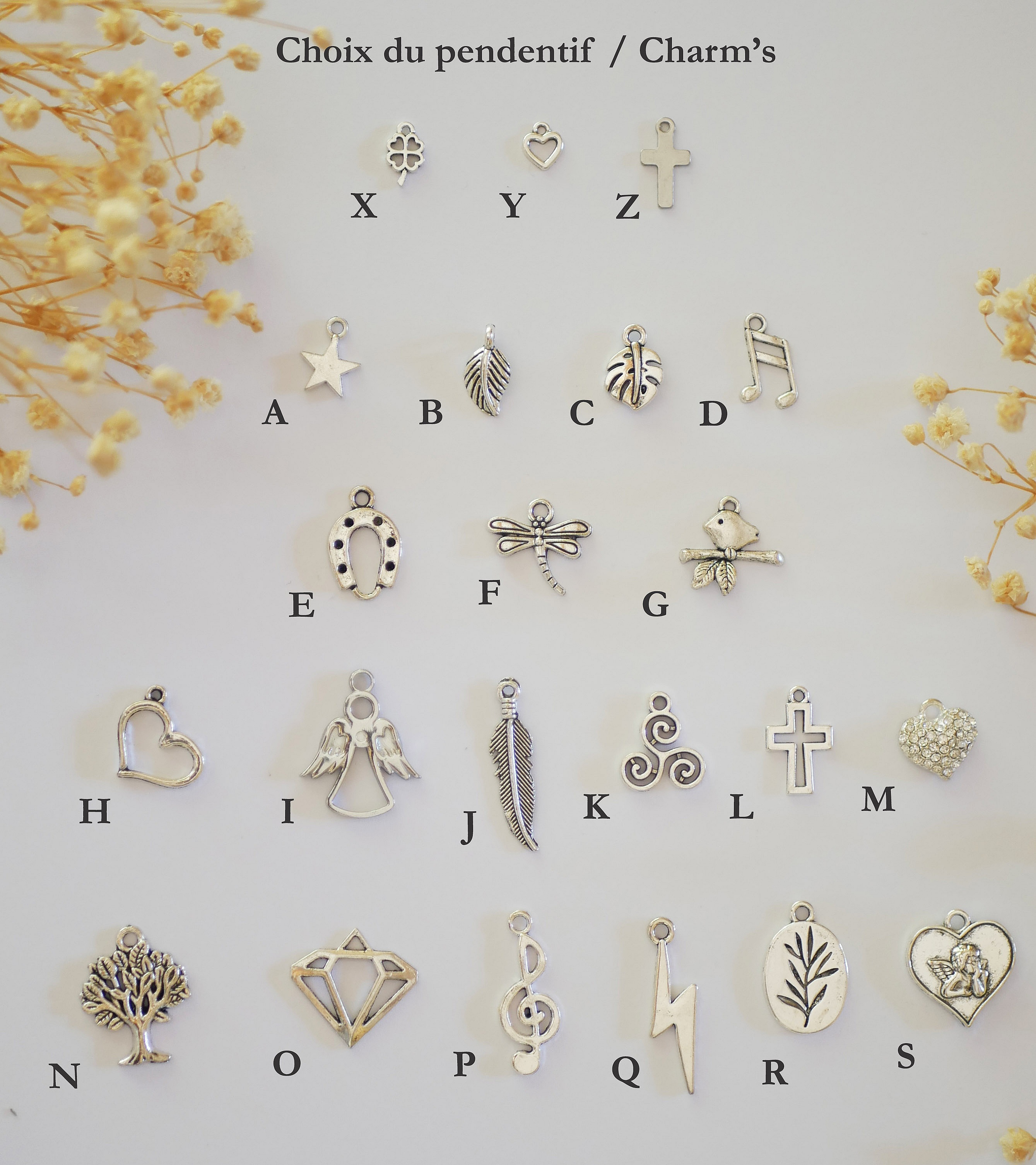 Sélection de pendentifs et charms personnalisables pour bijoux.