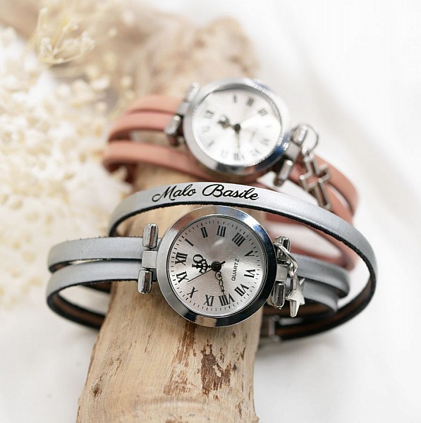 Montres bracelet personnalisables en cuir avec breloques.