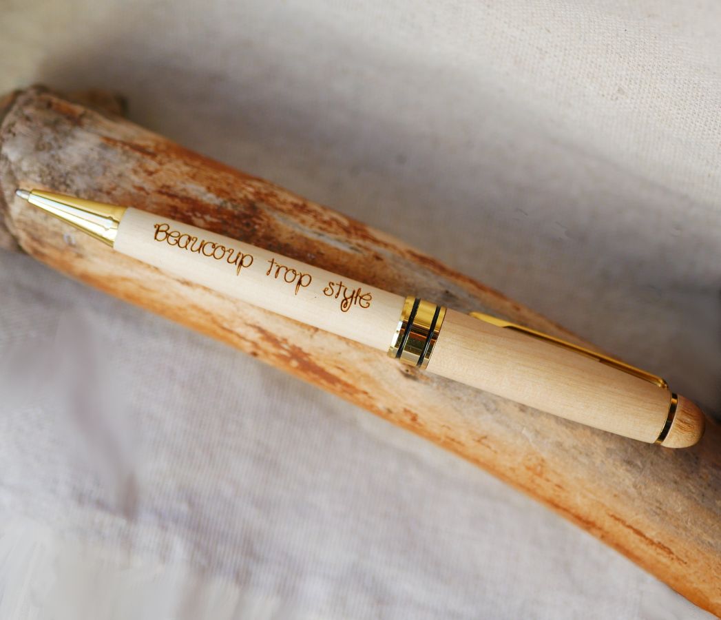 Borsa regalo penna in legno incisa + tracolla in pelle personalizzabile + portachiavi in macramè
