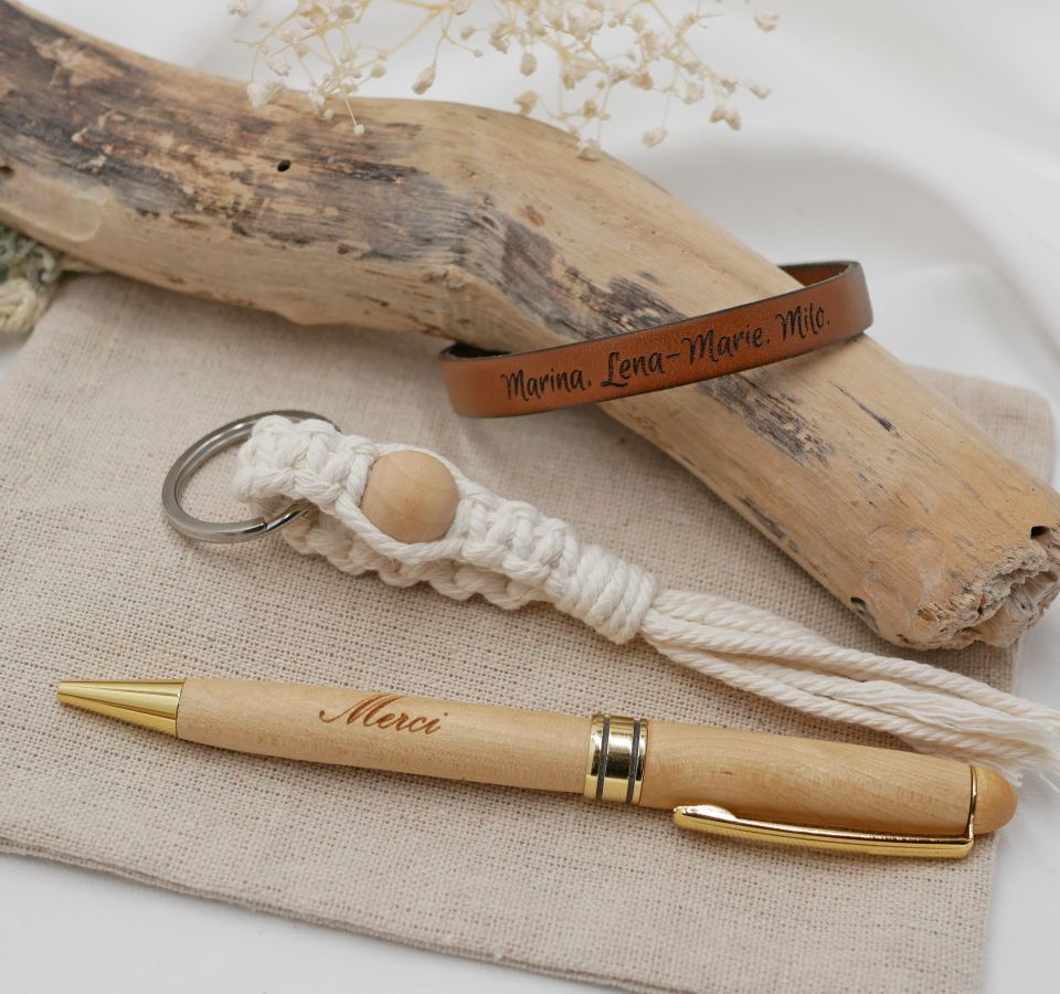 Borsa regalo penna in legno incisa + tracolla in pelle personalizzabile + portachiavi in macramè