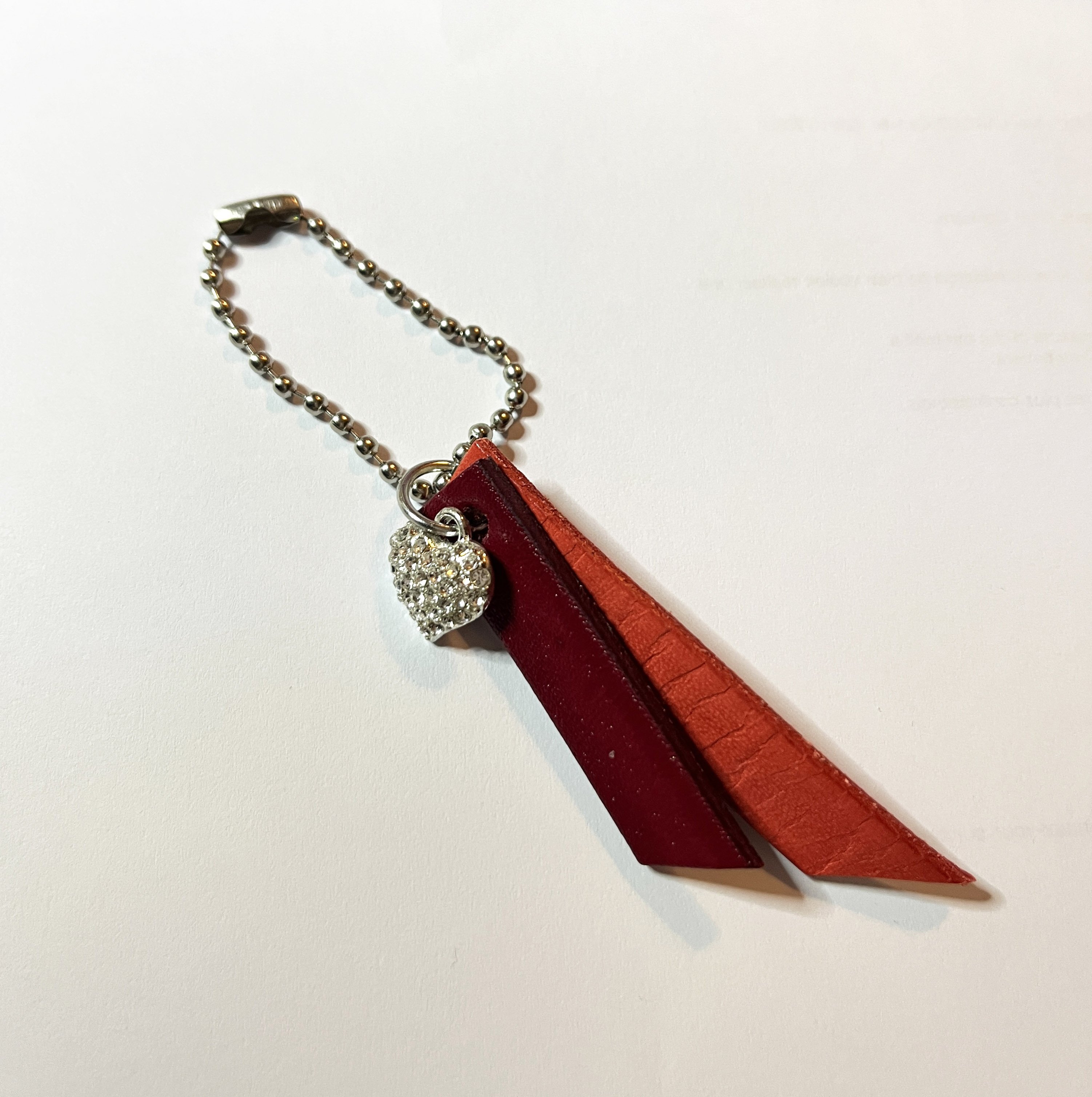 Porte-clefs duo de cuirs et charme personnalisable par gravure