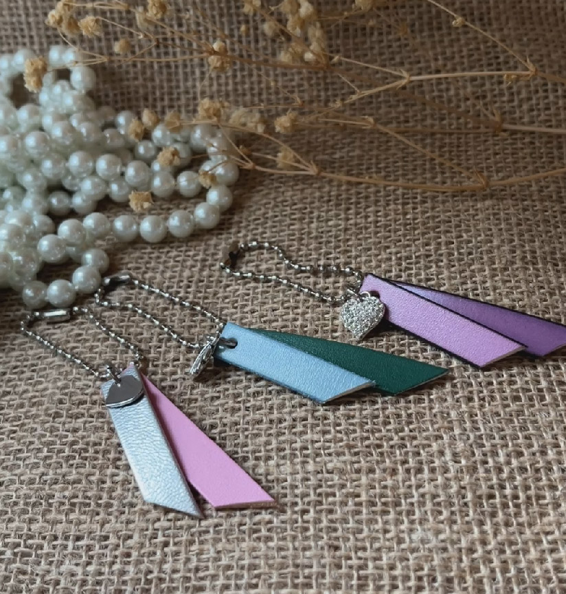 Porte-clefs duo de cuirs et charme personnalisable par gravure