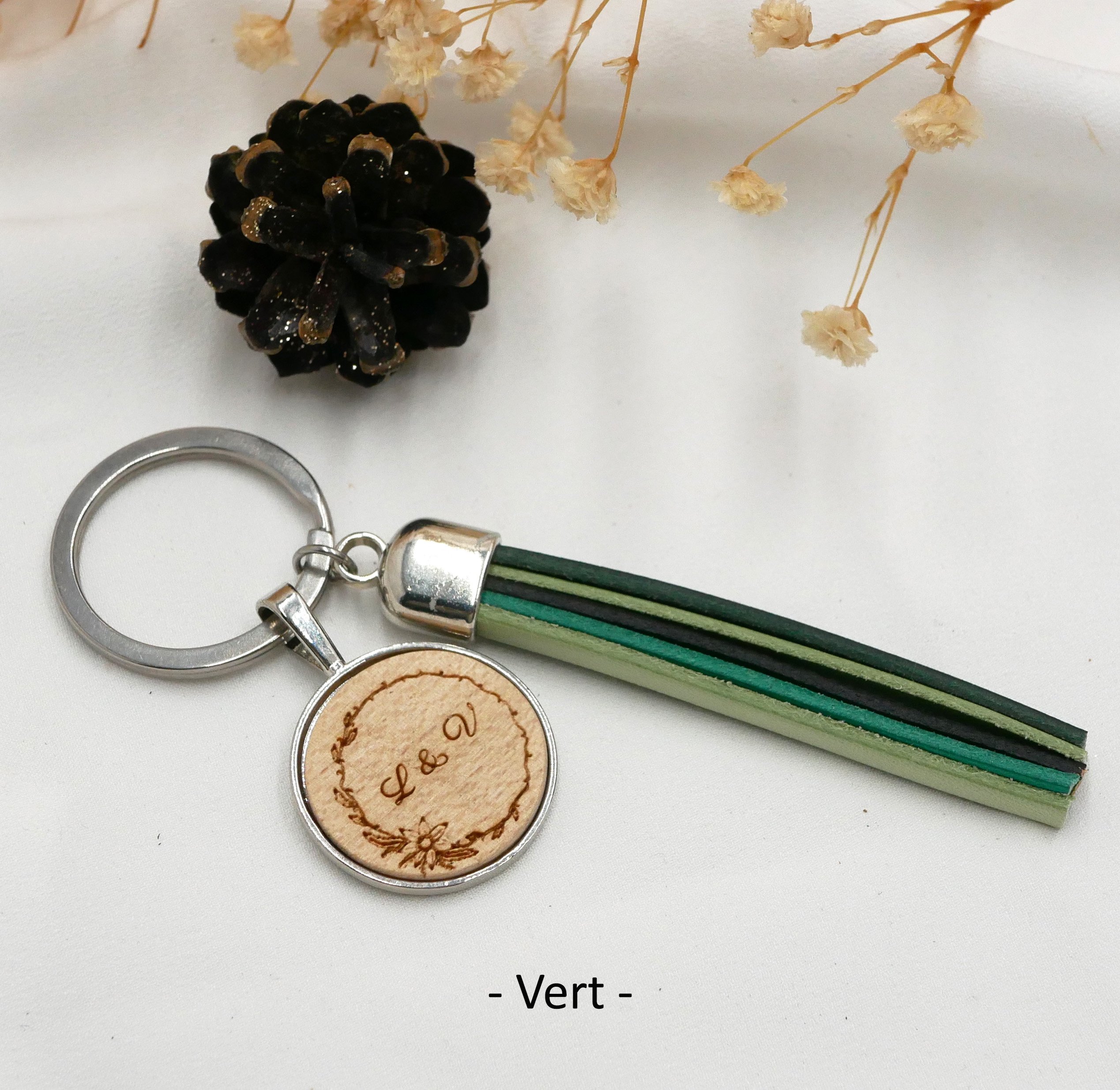 Portachiavi personalizzato in pelle e legno con pompon in pelle e cabochon inciso