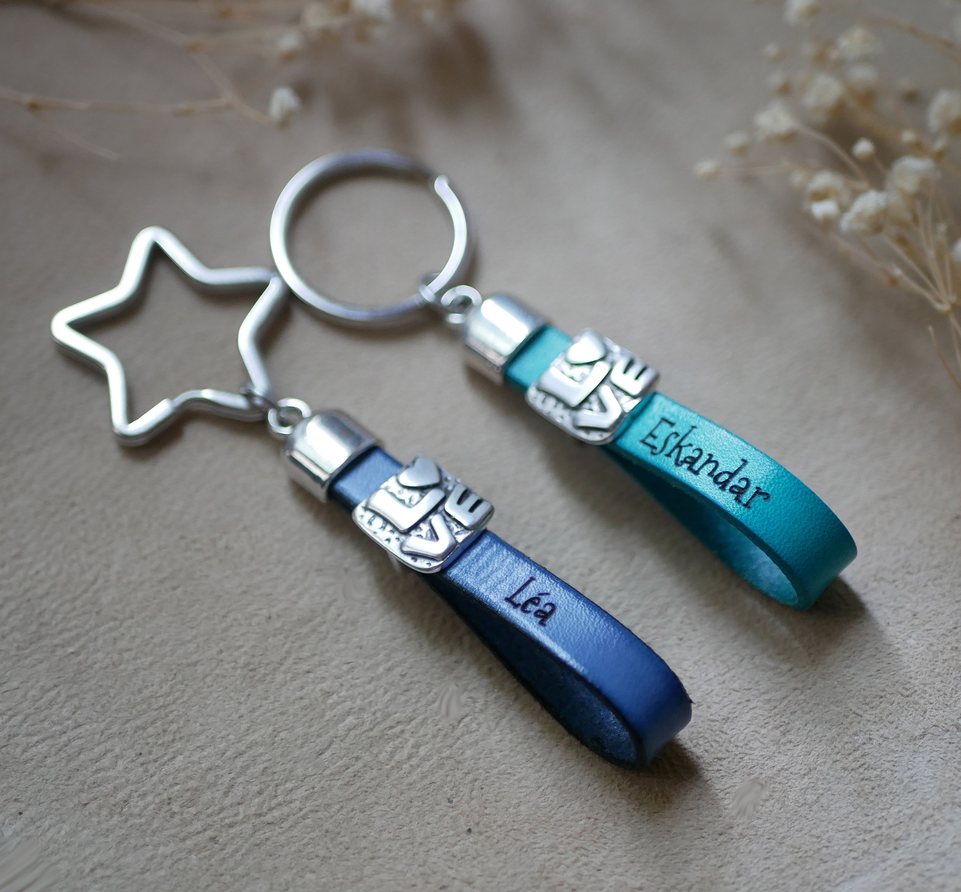 Porte-clés Love en cuir personnalisable gravé pour Saint-Valentin.