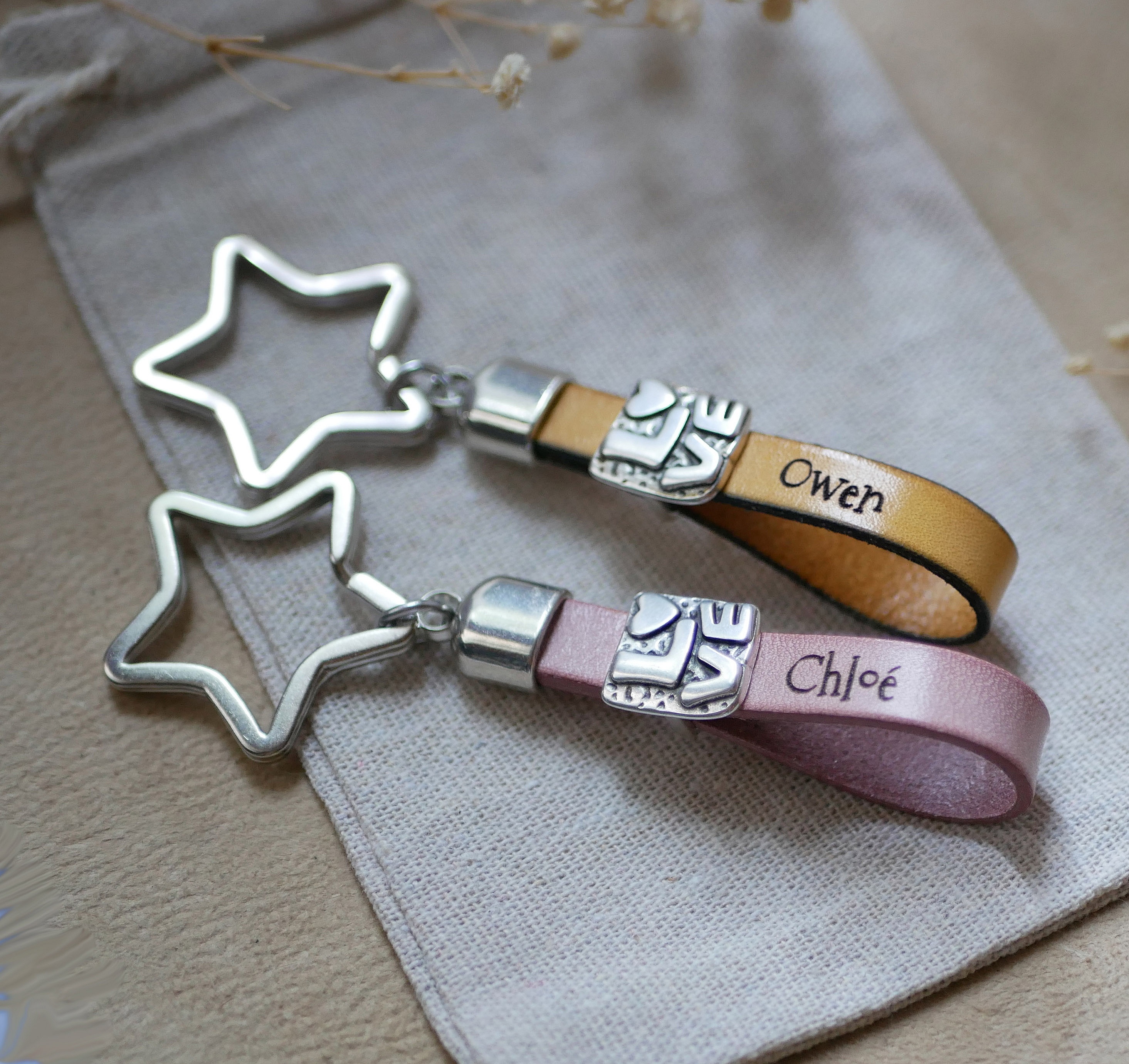 Porte-clés Love en cuir personnalisés avec prénoms gravés.