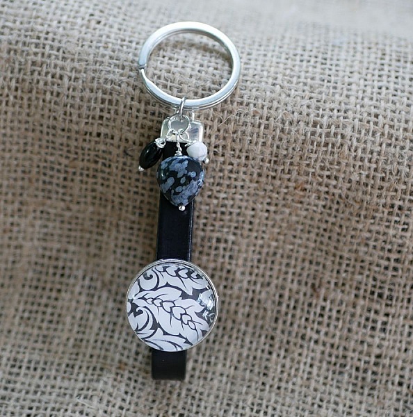 Porte-clés en cuir avec cabochon noir et blanc perlé.