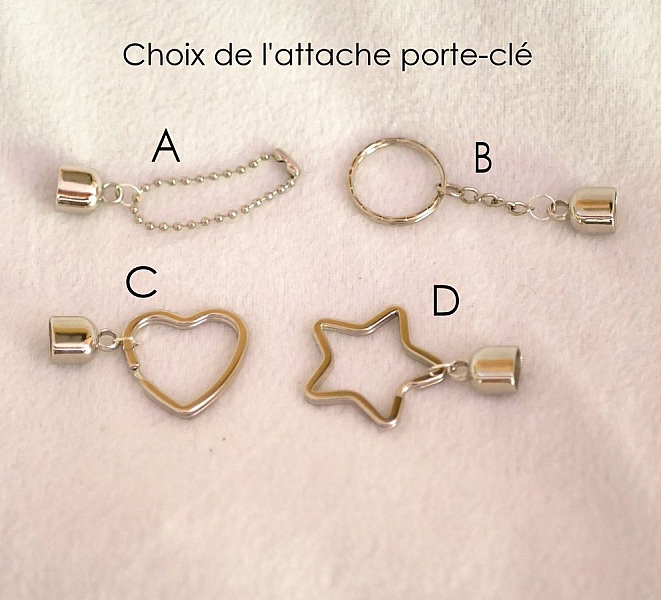 Quatre modèles d'attaches métalliques pour porte-clés personnalisés.