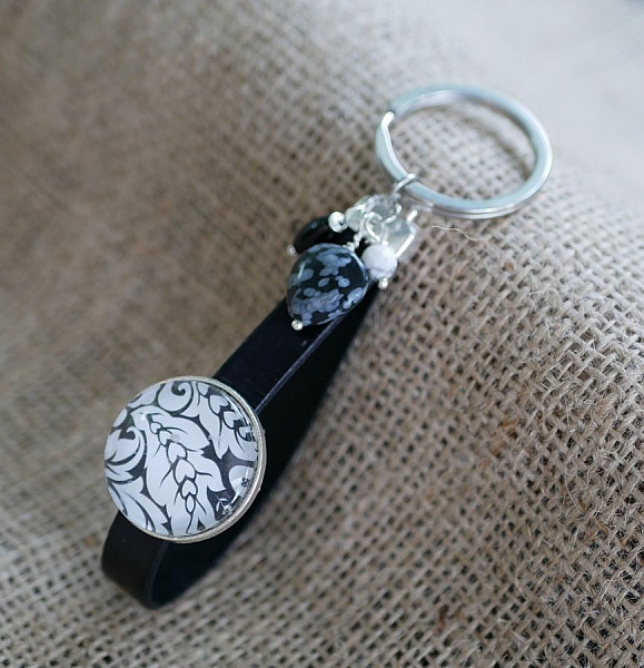 Porte-clés en cuir avec cabochon noir et blanc perlé.