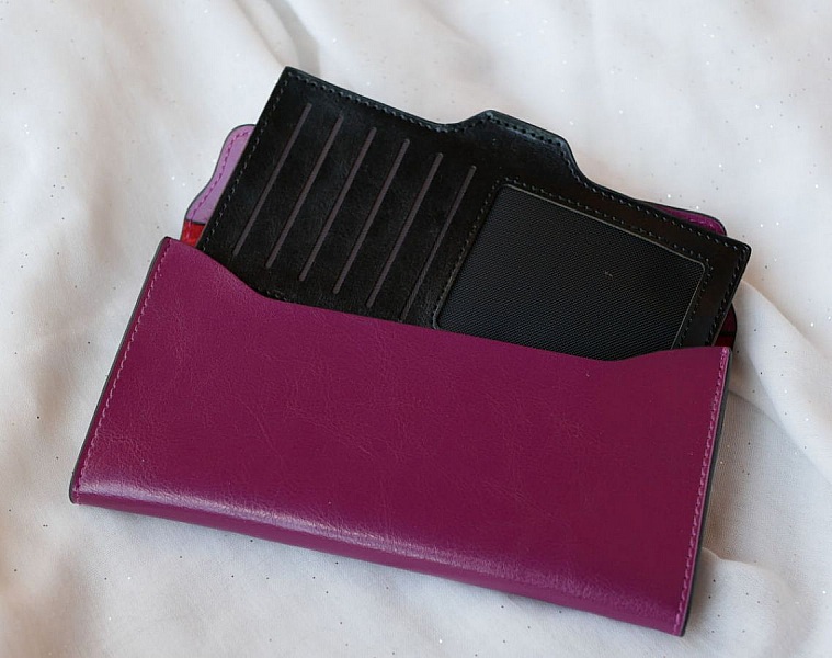 Portefeuille pochette en cuir violet personnalisable avec porte-cartes noir.
