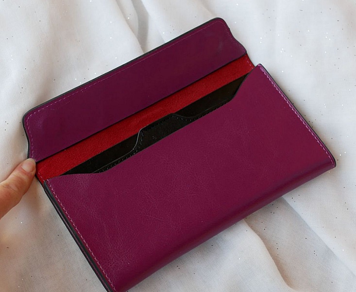 Porte-feuilles pochette en cuir violet personnalisable.