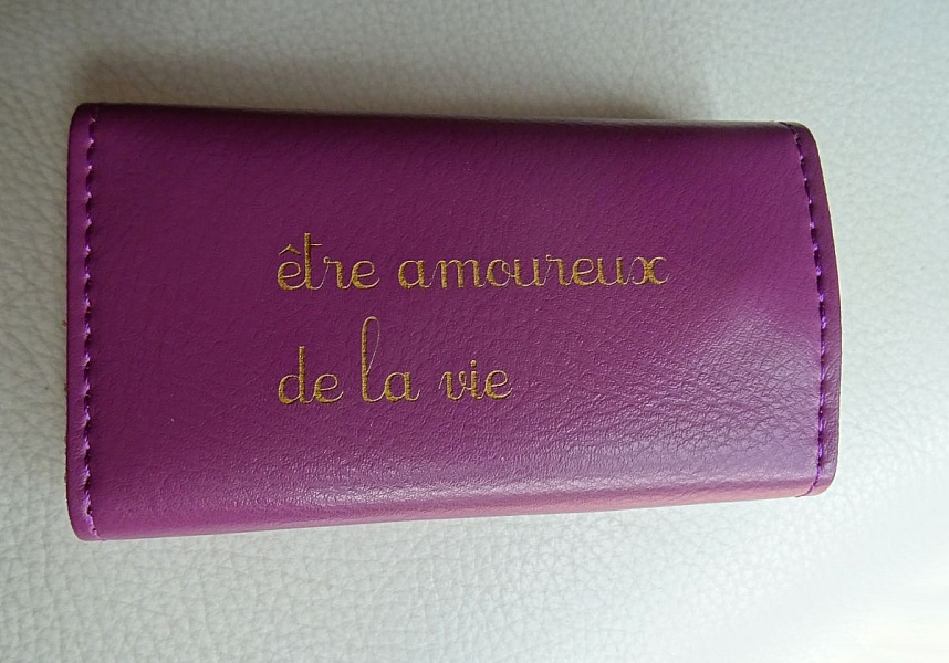 Porte-feuille en cuir violet personnalisé avec une citation.