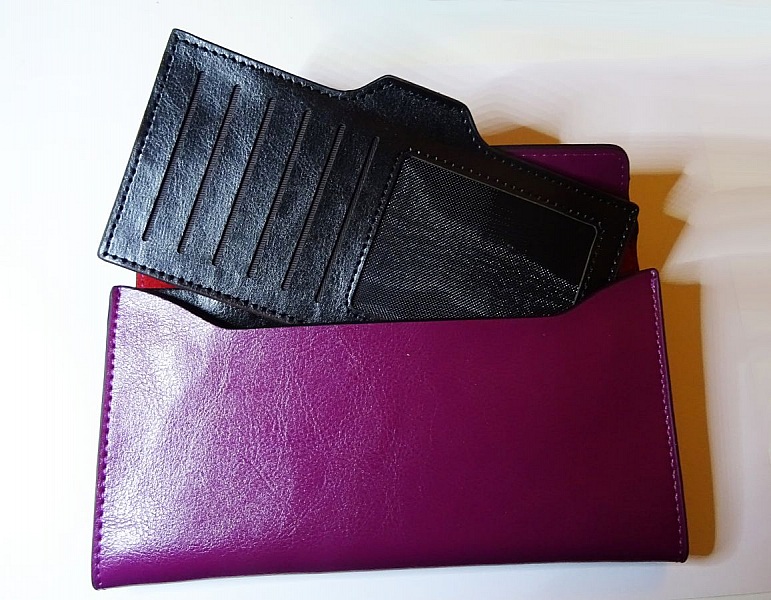 Porte-feuille pochette en cuir violet avec porte-cartes noir.