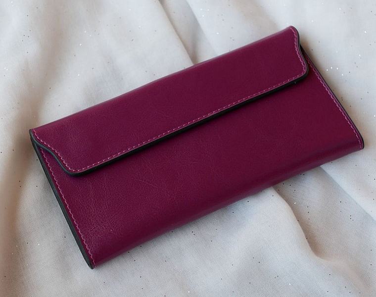 Porte-feuille pochette en cuir violet personnalisable.