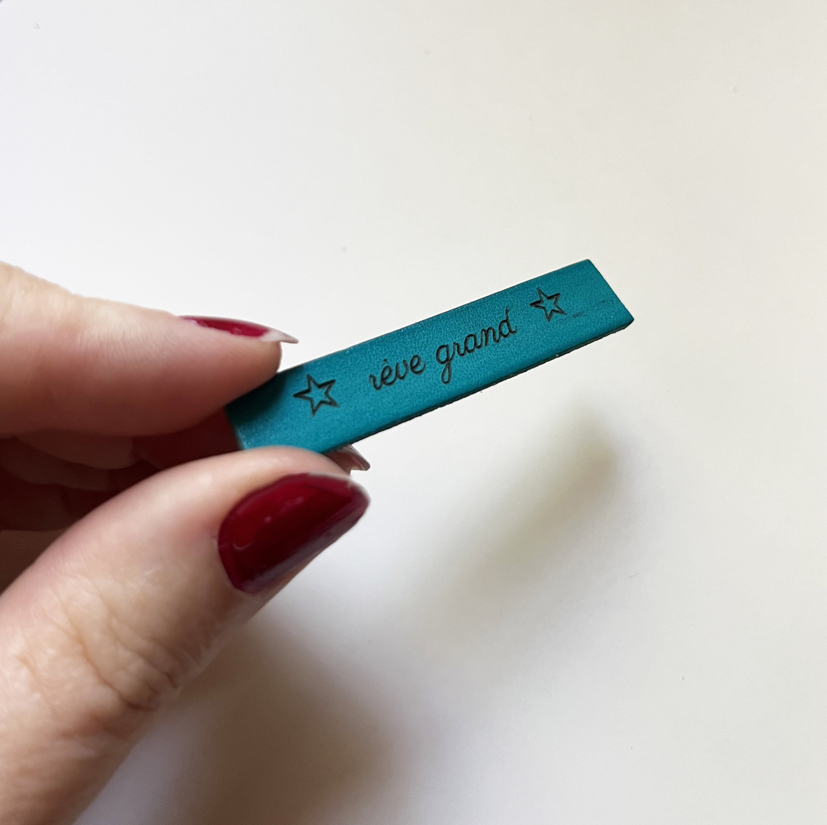 Magnet &agrave; messages en cuir grav&eacute; personnalis&eacute; 