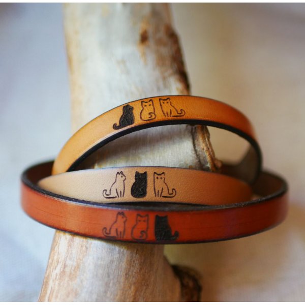 Trio di braccialetti in pelle personalizzati tramite incisione con motivi a scelta