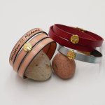 Bracciale in pelle personalizzato decorato con un albero della vita dorato 