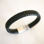 Bracciale da uomo in pelle nera con chiusura magnetica in acciaio spazzolato