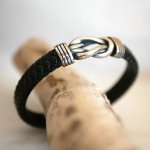 Bracciale in pelle nera con nodo celtico e chiusura magnetica in acciaio