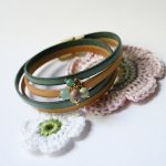 Bracelet double cuir décoré de perles tons vert tendre au fermoir doré