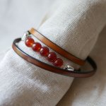 Bracciale da donna in pelle marrone e perle rosse, un triplo giro da personalizzare 